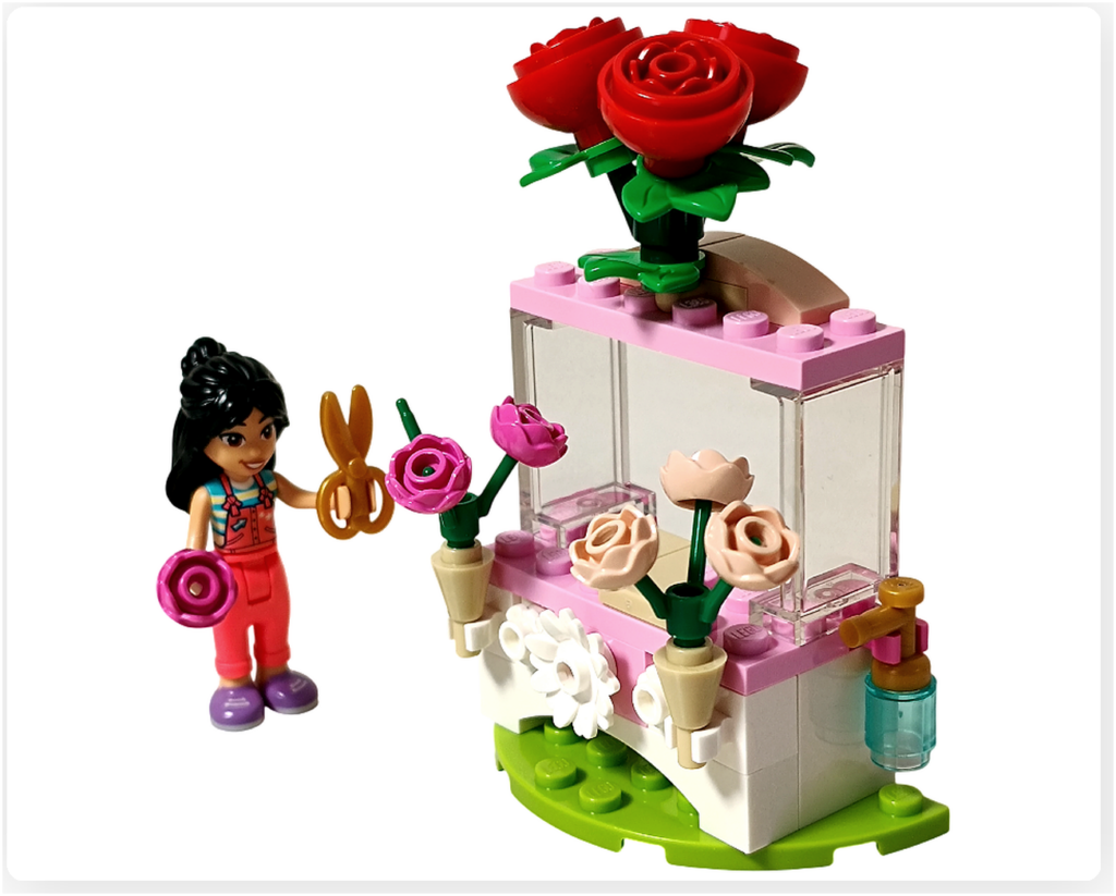レゴ フレンズ 30721 「バラのお花屋さん」 リアンがハサミとバラを持ち手入れをするシーンのイメージ写真