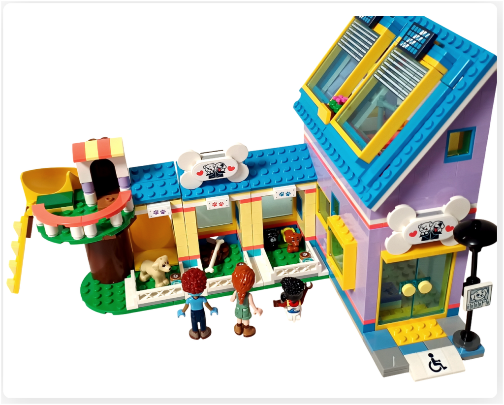 レゴ 41727 ワンちゃんレスキューセンター 夕方の外観と犬たちの様子を見守るオータムとザックとガブリエラ