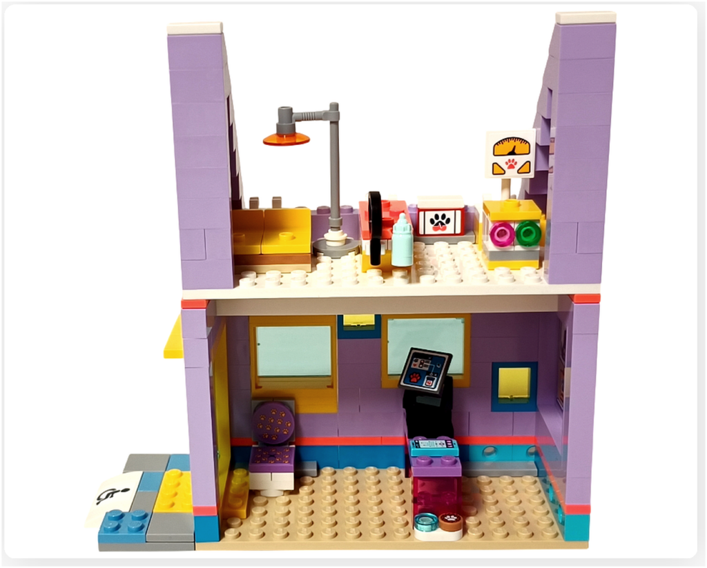 レゴ 41727 ワンちゃんレスキューセンター 1階と2階を連結した内部構造の写真。受付スペースとケア設備が上下に配置された建物全体の様子。