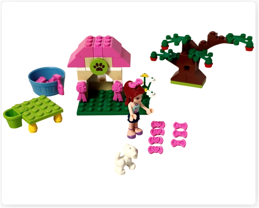 レゴ 3934 パピーハウスミアの子犬のおうちで、ミアとチャーリーが並び、たくさんのピンク色のリボンからおそろいの飾りを選んでいるシーン