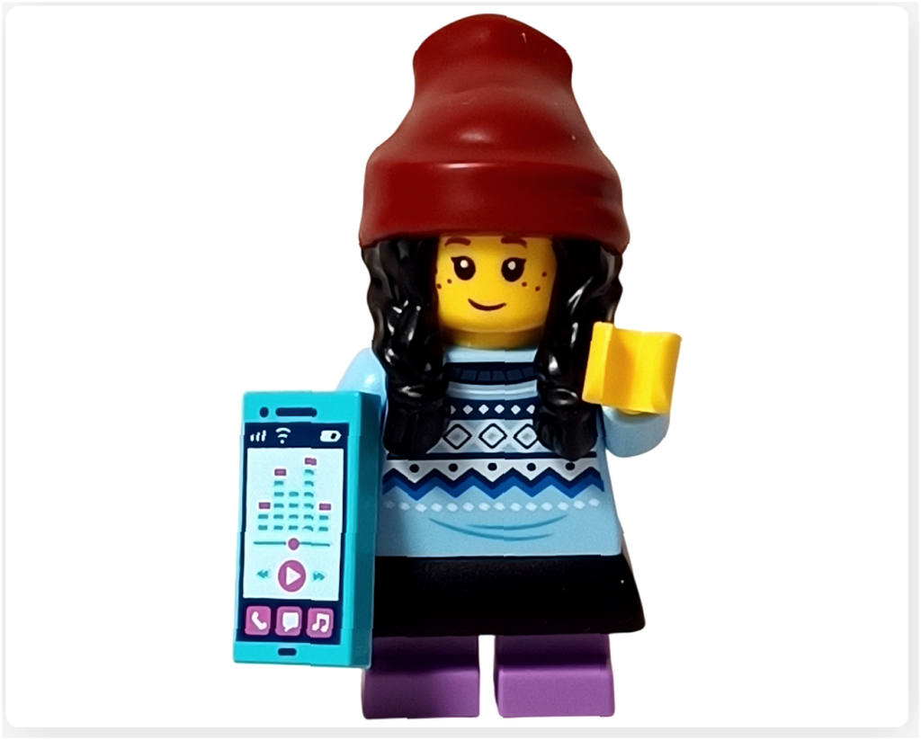 レゴ 60381 シティ アドベントカレンダー 2023 スマホを持った女の子のミニフィグを正面から撮影した写真。音楽アプリが表示されたスマートフォンと冬服のデザインを紹介。