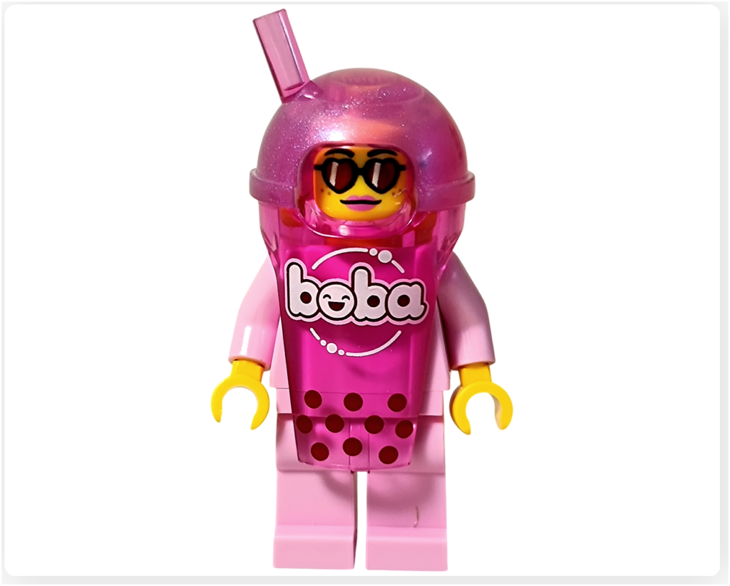 レゴ ミニフィギュアシリーズ タピオカドリンクのコスプレイヤーの正面。bobaロゴ入りのドリンクコスチュームを着た姿