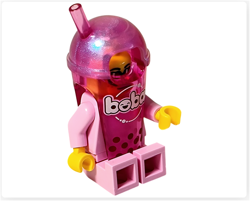 レゴ ミニフィギュアシリーズ タピオカドリンクのコスプレイヤーが座って休憩している様子。ピンク色のタピオカドリンクコスチュームを着た姿