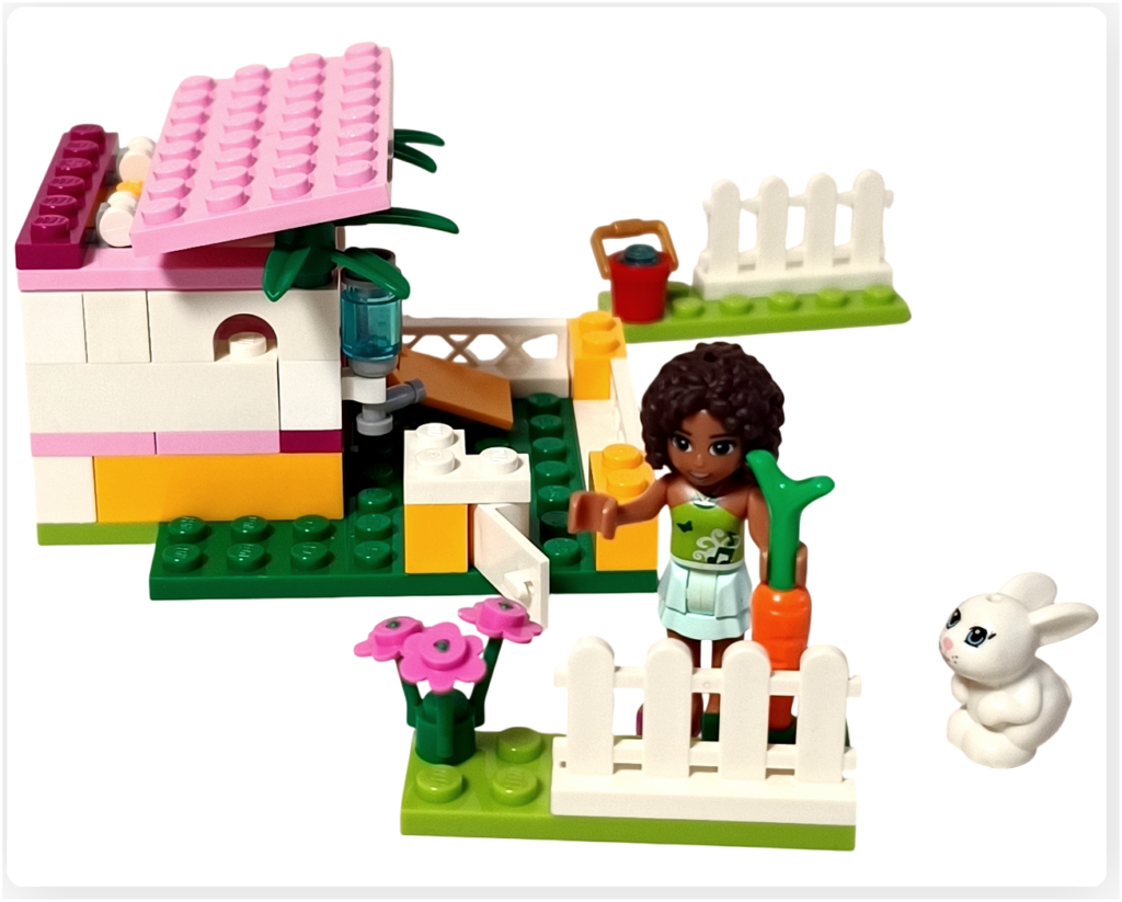 レゴ フレンズ 3938 バニーガーデン ニンジンを収穫するアンドレアと白いうさぎのジャズ。フェンスや花壇、小屋の周りで収穫を楽しむ様子を再現した写真。